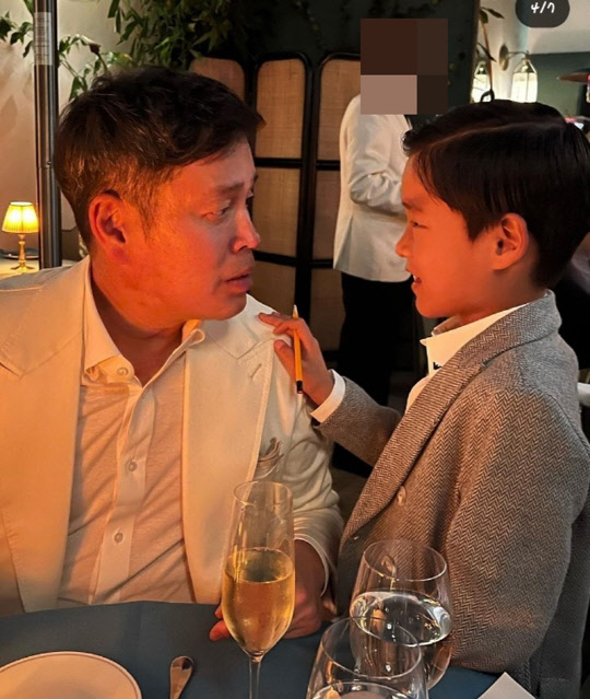 정용진 신세계그룹 부회장이 아들과 다정한 대화 모습을 공개했다. <정용진 부회장 인스타그램 캡처>